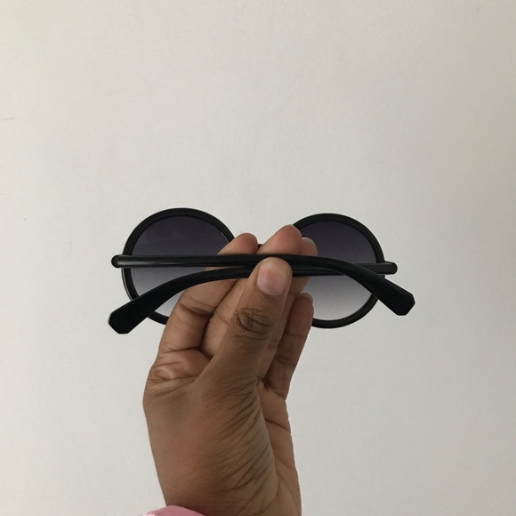 Round glossy frame sunglasses in black - Picture 2 of 3